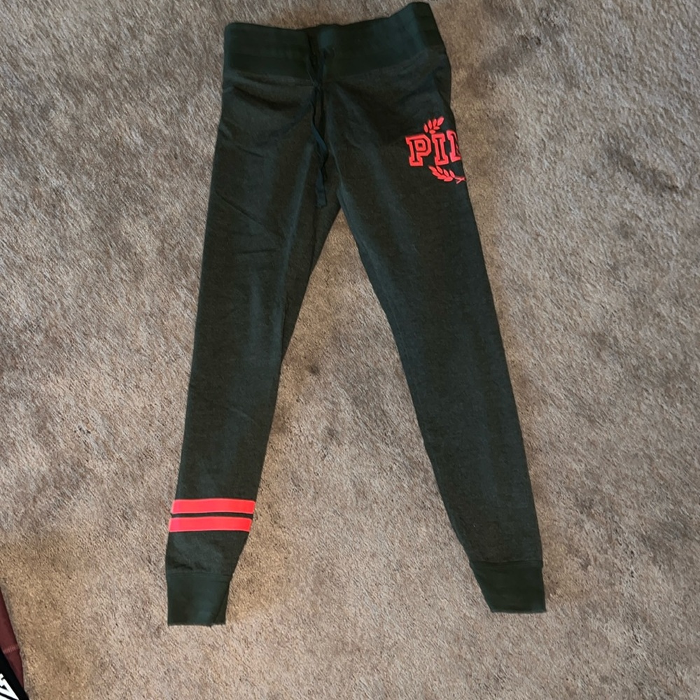 Victoria Secret/Pink 
Pink Yoga
Size small 
Green/neon orange accent